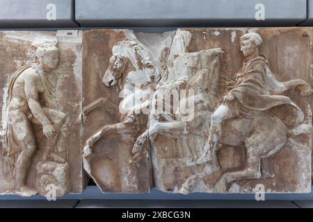 Szene mit Pferden aus dem Parthenon-Fries, Original, Akropolis-Museum, Architekt Bernard Tschumi, Athen, Griechenland Stockfoto