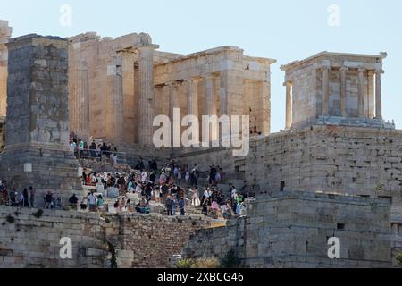 Propyläen und Tempel der Athena Nike, Touristen klettern die große Treppe, Akropolis, Athen, Griechenland Stockfoto