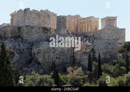 Propyläen und Tempel der Athena Nike, Touristen klettern die große Treppe, Akropolis, Athen, Griechenland Stockfoto