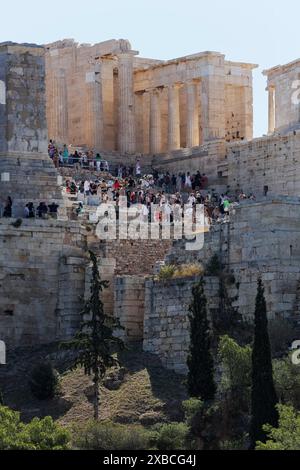 Propyläen, Touristen, die die große Treppe erklimmen, Akropolis, Athen, Griechenland Stockfoto