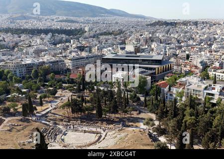 Modernes Akropolis-Museum und Theater des Dionysos, Blick von der Akropolis, Athen, Griechenland Stockfoto