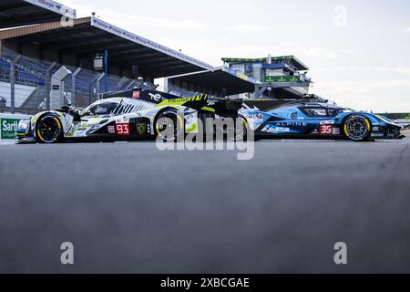 93 VERGNE Jean-Eric (fra), JENSEN Mikkel (dnk), MÜLLER Nico (SWI), Peugeot TotalEnergies, Peugeot 9x8 #93, Hypercar, FIA WEC, 35 MILESI Charles (fra), HABSBURG-Lothringen Ferdinand (aut), CHATIN Paul-Loup (fra), Alpine Endurance Team #35, Alpine A424, Hypercar, FIA WEC, Ambiance während der 2024 24 Stunden von Le Mans, 4. Runde der FIA World Endurance Championship 2024, auf dem Circuit des 24 Heures du Mans, am 11. Juni 2024 in Le Mans, Frankreich Stockfoto
