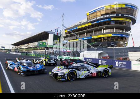 93 VERGNE Jean-Eric (fra), JENSEN Mikkel (dnk), MÜLLER Nico (SWI), Peugeot TotalEnergies, Peugeot 9x8 #93, Hypercar, FIA WEC, 36 VAXIVIERE Matthieu (fra), SCHUMACHER Mick (ger), LAPIERRE Nicolas (fra), Alpine Endurance Team, Alpine A424 #36, Hypercar, FIA WEC, Ambiente während der 24 Stunden von Le Mans 2024, 4. Runde der FIA-Langstrecken-Weltmeisterschaft 2024, auf dem Circuit des 24 Heures du Mans, am 11. Juni 2024 in Le Mans, Frankreich Stockfoto