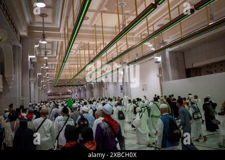 Mekka, Saudi-Arabien - 31. Mai 2024: Pilger aus Hajj und Umrah führen Sa'i unter grünem Licht in Masjidil Haram, der Großen Moschee in Mekka auf. Hajj 2024. Stockfoto