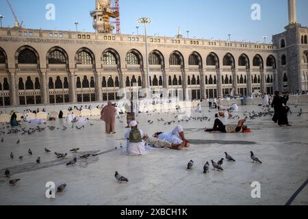 Mekka, Saudi-Arabien - 1. Juni 2024: Hajj und Umrah Pilger sitzen und liegen in der Nähe von Masjidil Haram, große Moschee in Mekka mit vielen Tauben. Hajj 2024. Stockfoto