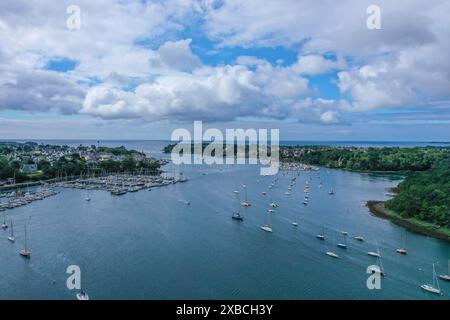 Aus der Vogelperspektive auf die Mündung des Flusses Odet in den Atlantik mit Benodet auf der linken Seite und Combrit auf der rechten Seite, Finistere Penn AR Bed Stockfoto