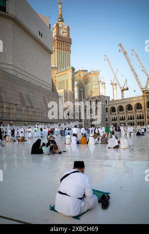 Mekka, Saudi-Arabien - 1. Juni 2024: Hajj und Umrah pilgern in der Nähe von Masjidil Haram, der Großen Moschee in Mekka mit dem Uhrturm Backgrouns. Hajj 2 Stockfoto