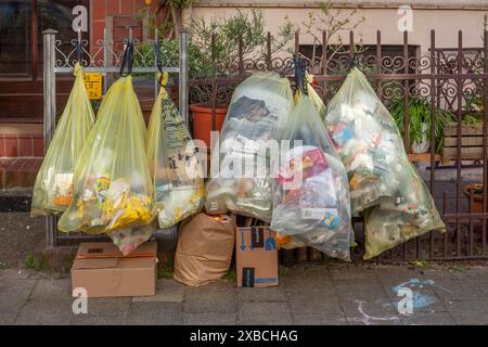 Gelbe Beutel für Kunststoffabfälle, an einem Gartenzaun vor einem Hauseingang hängen, Mülltrennung, Bremen, Deutschland Stockfoto