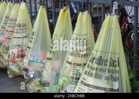 Gelbe Beutel für Kunststoffabfälle, an einem Gartenzaun vor einem Hauseingang hängen, Mülltrennung, Bremen, Deutschland Stockfoto