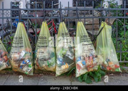 Gelbe Beutel für Kunststoffabfälle, an einem Gartenzaun vor einem Hauseingang hängen, Mülltrennung, Bremen, Deutschland Stockfoto