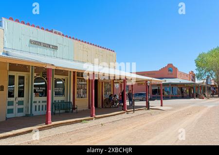 Alte Westfassaden im territorialen Stil säumen die Dirt Street der Innenstadt von Tombstone Arizona – April 2024 Stockfoto