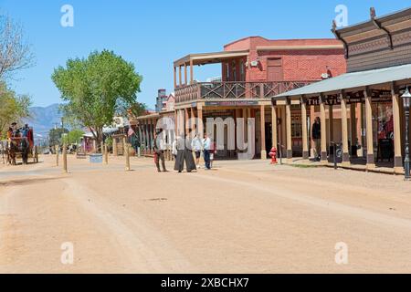 Lokale Schützen mischen sich auf der East Allen Street im Zentrum von Tombstone Arizona unter Touristen – April 2024 Stockfoto