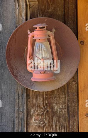 Bergarbeiterlampe auf rustikaler Holzdiele in der Grubenpfanne montiert Stockfoto