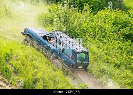 Veltrusy, Tschechische republik - 20. Juni 2021. Der alte Geländewagen blau Range Rover Classic fährt im Staub am Berg Stockfoto
