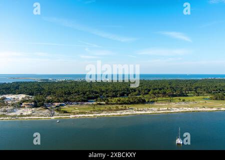 Aus der Vogelperspektive auf Pelican Cove und den Strand auf Dauphin Island, Alabama Stockfoto