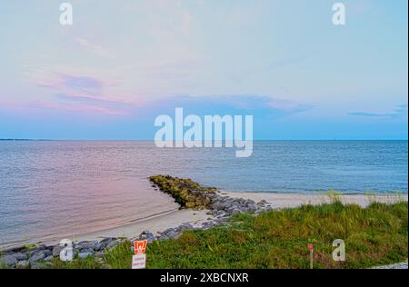 Blick aus der Vogelperspektive auf Dauphin Island, Alabama bei Sonnenuntergang im Juni Stockfoto