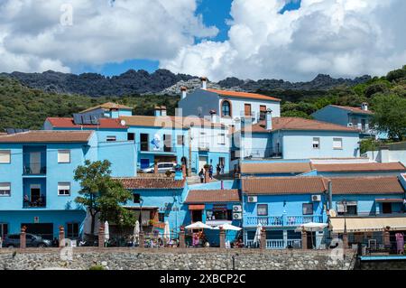 JUZCAR, SPANIEN - 28. APRIL 2024: Besuch des Dorfes der blauen Schlümpfe in Juzcar, Spanien am 28. April 2024 Stockfoto