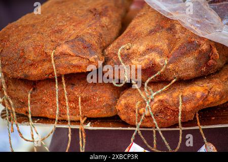 JUZCAR, SPANIEN - 28. APRIL 2024: Delikatessen auf dem lokalen Markt in Juzcar, Spanien am 28. April 2024 Stockfoto