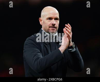 Aktenfoto vom 23.02.2023 von Manchester United Manager Erik Ten Hag feiert. Erik Ten Hag soll nach einer Leistungsbeurteilung weiterhin als Manchester United Manager fungieren, wie die Nachrichtenagentur PA versteht. Ausgabedatum: Dienstag, 11. Juni 2024. Stockfoto