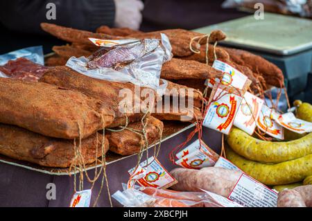 JUZCAR, SPANIEN - 28. APRIL 2024: Delikatessen auf dem lokalen Markt in Juzcar, Spanien am 28. April 2024 Stockfoto