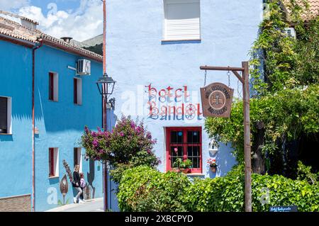 JUZCAR, SPANIEN - 28. APRIL 2024: Besuch des Dorfes der blauen Schlümpfe in Juzcar, Spanien am 28. April 2024 Stockfoto