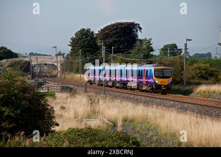 Erster Kelios TransPennine Express Siemens Desiro-Dieselzug der Baureihe 185 auf der elektrifizierten Hauptstrecke an der Westküste. Stockfoto