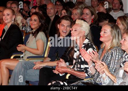 Isabel Edvardsson, Nina Moghaddam, Damian Hurley, Brigitte Nielsen und Elisabeth Roehm bei der „Ernsting's Family Fashionshow“ am 11.06.2024 in Hambur Stockfoto