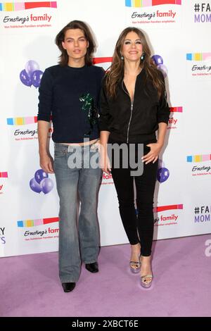 Elizabeth Hurley und ihr Sohn Damian Hurley bei der 'Ernsting's Family Fashionshow' am 11.06.2024 in Hamburg Stockfoto