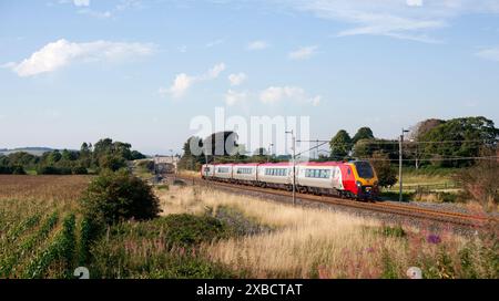 Virgin trainiert Bombardier-Dieselzug der Baureihe 221 voyager auf der elektrifizierten Westküste-Hauptstrecke in Cumbria Stockfoto