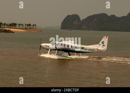 Exotisches Wasserflugzeug in der spektakulären Hạ Long Bay, Halong Bay, Vịnh Hạ Long, Nordvietnam. Stockfoto