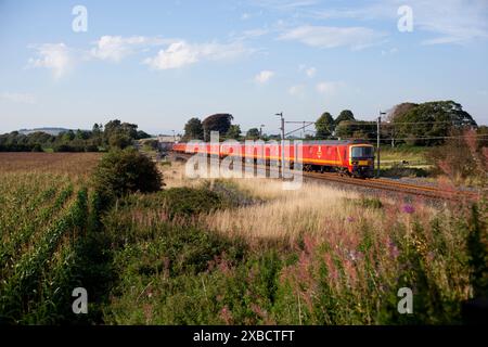 DB Cargo Betrieb den Postzug Royal Mail der Baureihe 325 auf der Hauptstrecke der Westküste in Cumbria Stockfoto