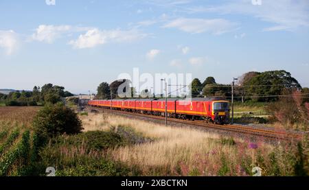 DB Cargo Betrieb den Postzug Royal Mail der Baureihe 325 auf der Hauptstrecke der Westküste in Cumbria Stockfoto