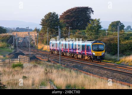 Erster Kelios TransPennine Express Siemens Desiro-Dieselzug der Baureihe 185 auf der elektrifizierten Hauptstrecke an der Westküste. Stockfoto