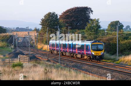 Erster Kelios TransPennine Express Siemens Desiro-Dieselzug der Baureihe 185 auf der elektrifizierten Hauptstrecke an der Westküste. Stockfoto