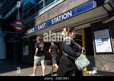 GV-Ansicht von Menschen, die ihren Weg vorbei an der U-Bahnstation Aldgate East, East London, Großbritannien, machen Stockfoto