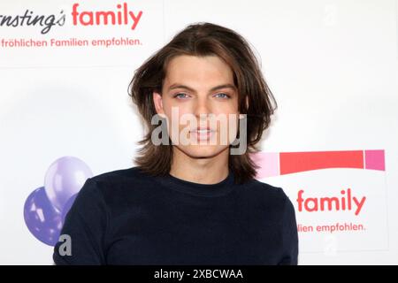 Damian Hurley bei der Ernsting s Family Fashion Show am 11.06.2024 in Hamburg Ernstings Family Modenschau 2024 in Hamburg *** Damian Hurley bei der Ernsting s Family Fashion Show am 11 06 2024 in Hamburg Ernstings Family Fashion Show 2024 in Hamburg Stockfoto