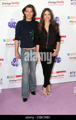 Elizabeth Hurley und ihr Sohn Damian Hurley bei der Ernsting’s Family Fashionshow am 11.06.2024 in Hamburg Ernstings Family Modenschau 2024 in Hamburg *** Elizabeth Hurley und ihr Sohn Damian Hurley bei der Ernsting s Family Fashion Show am 11 06 2024 in Hamburg Ernstings Family Fashion Show 2024 in Hamburg Stockfoto