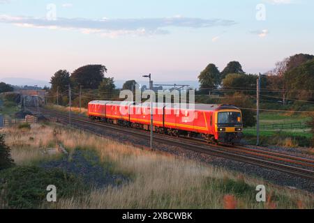 DB Cargo Betrieb den Postzug Royal Mail der Baureihe 325 auf der Hauptstrecke der Westküste in Cumbria Stockfoto