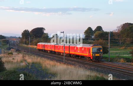 DB Cargo Betrieb den Postzug Royal Mail der Baureihe 325 auf der Hauptstrecke der Westküste in Cumbria Stockfoto