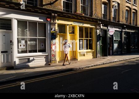 Eine Person fährt dort entlang der Cheshire Street in der E2 Postleitzahl von East London UK Stockfoto