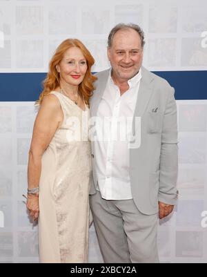 Birgitt Wolff und Harold Faltermeyer bei der Bertelsmann Sommerparty in der Bertelsmann Repräsentanz Berlin. *** Birgitt Wolff und Harold Faltermeyer bei der Bertelsmann Sommerparty in der Bertelsmann Vertretung in Berlin Stockfoto