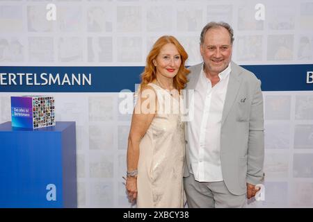 Birgitt Wolff und Harold Faltermeyer bei der Bertelsmann Sommerparty in der Bertelsmann Repräsentanz Berlin. *** Birgitt Wolff und Harold Faltermeyer bei der Bertelsmann Sommerparty in der Bertelsmann Vertretung in Berlin Stockfoto