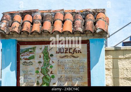 JUZCAR, SPANIEN - 28. APRIL 2024: Besuch des Dorfes der blauen Schlümpfe in Juzcar, Spanien am 28. April 2024 Stockfoto