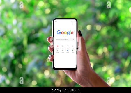 Hand einer Frau, die Google-Suchmaschine auf dem Handy-Bildschirm zeigt. Die größte Suchmaschine im Internet. Rosario, Argentinien - 6. Juni 2024. Stockfoto