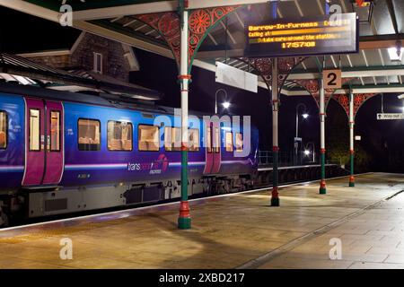 Erster TransPennine Express-Zug der Klasse 185 am Bahnhof Grange Over Sands bei Nacht Stockfoto