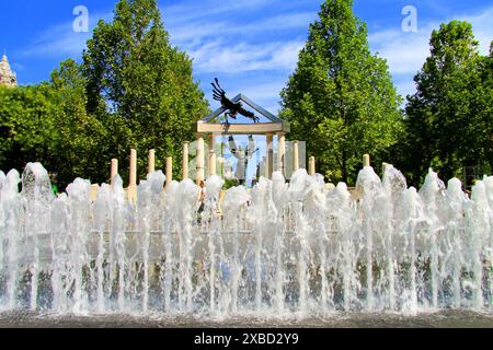 Denkmal für die Opfer der deutschen Besatzung und Brunnen auf dem Freiheitsplatz in Budapest, Ungarn, 5. Juni 2019 Stockfoto