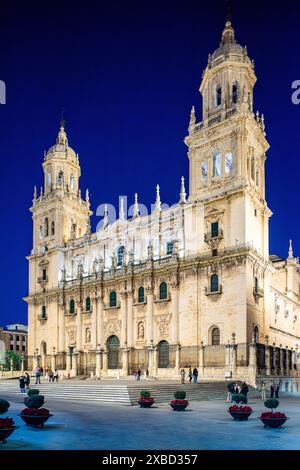 Atemberaubende Abendaufnahme der historischen Kathedrale von Jaen in Spanien mit detaillierter Architektur und ruhiger Atmosphäre. Stockfoto