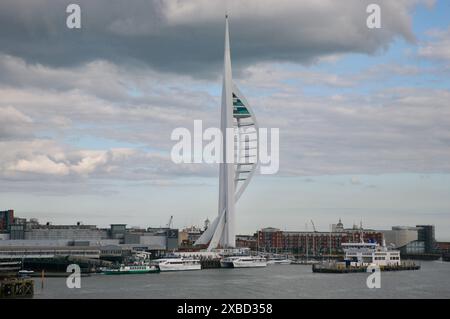 Blick auf den Spinnaker Tower im Hafen von Portsmouth, Portsmouth, Hampshire, Großbritannien, Europa am Samstag, Juni 2024 Stockfoto