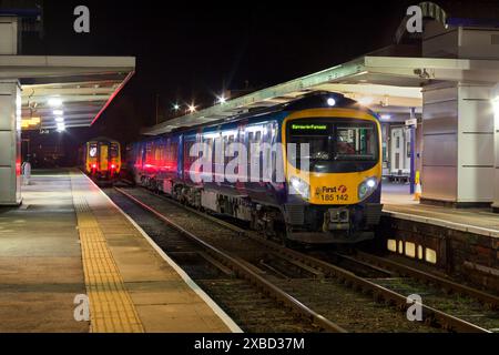 Ein erster TransPennine-Express-Zug der Baureihe 185 am Bahnhof Barrow in Furness bei Nacht Stockfoto