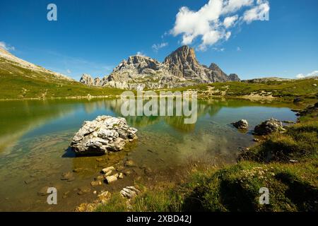 Klares smaragdtürkisfarbenes Teichwasser in der Gegend von Laghi dei piani Stockfoto